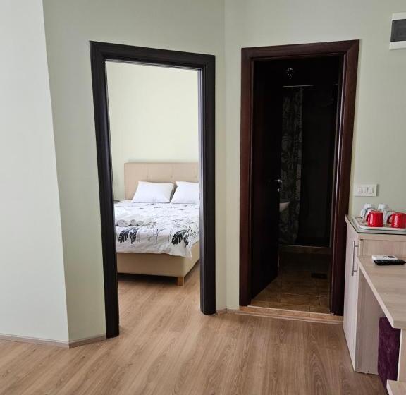 اتاق خانوادگی, Apartments Lotus