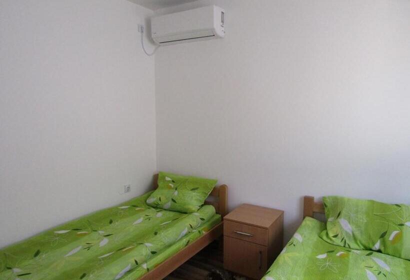اتاق استاندارد سه تخته با سرویس بهداشتی مشترک, Apartment And Rooms Konak