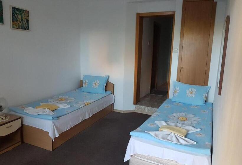 اتاق استاندارد چهارنفره با چشم‌انداز باغ, Guest House Veselina