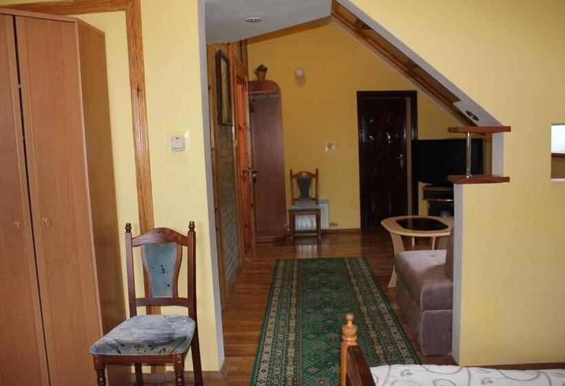 اتاق استاندارد سه نفره, Cottage Kazka Lisu