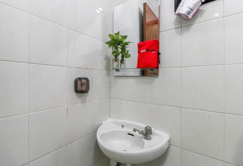 Номер Стандарт, Reddoorz Plus Near Trisakti University
