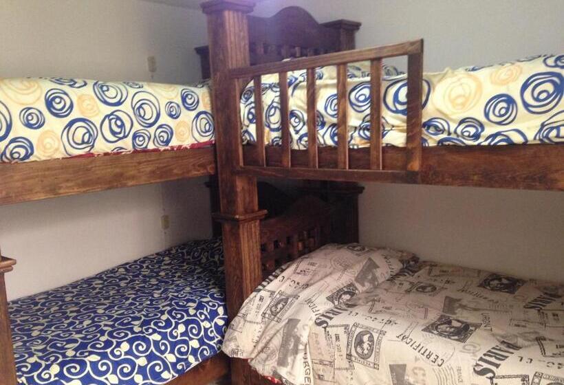エコノミー４人部屋, Hostal Makea Pachuca