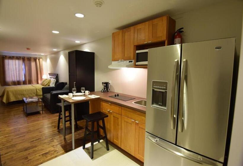 Номер Deluxe, The Lion Inn & Suites