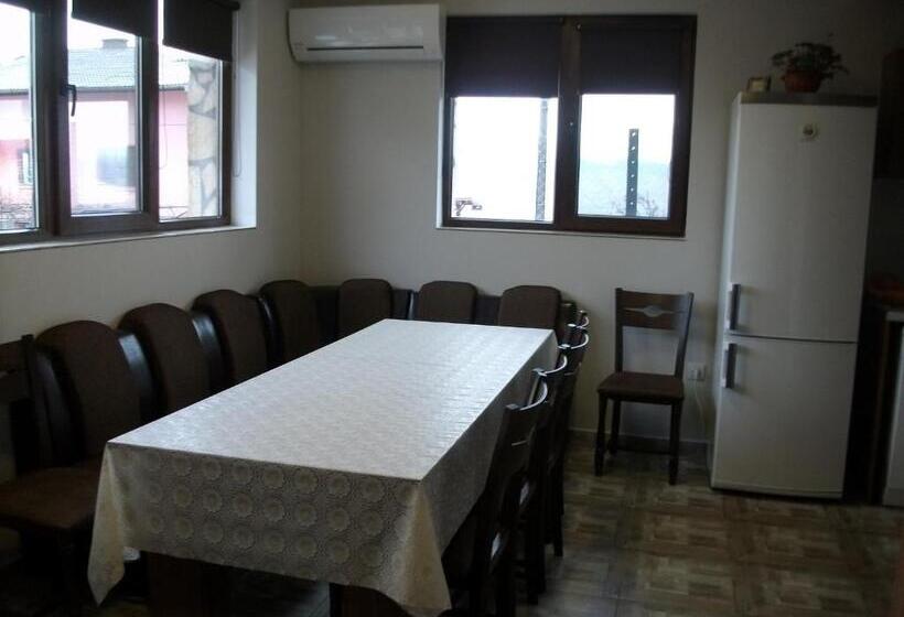 استودیو خانوادگی, Andreevite Houses