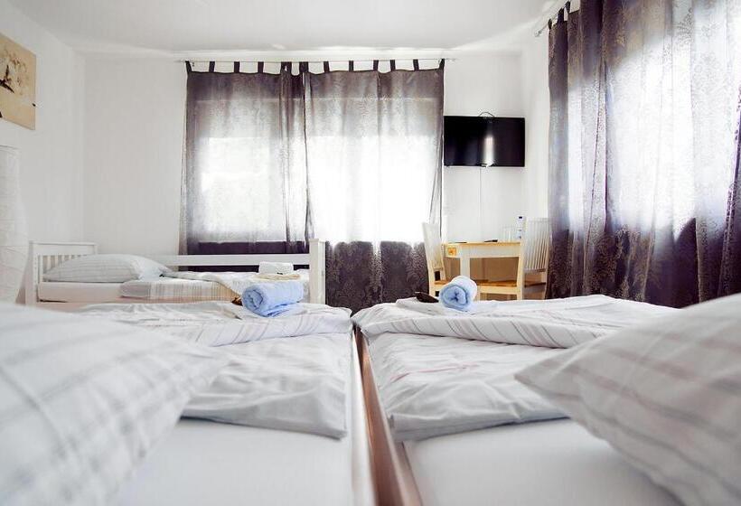 חדר סטנדרטי לארבעה עם חדר אמבטיה משותף, Hostel Villa Viva