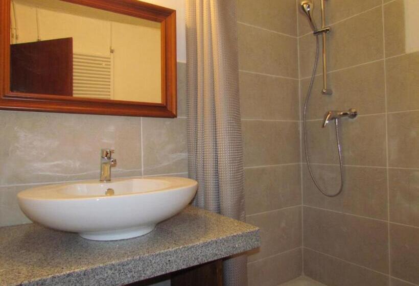 اتاق استاندارد, Joe's Place