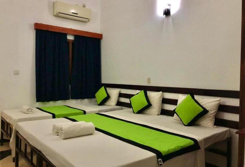 اتاق راحتی سه تخته, Sundowners Guesthouse