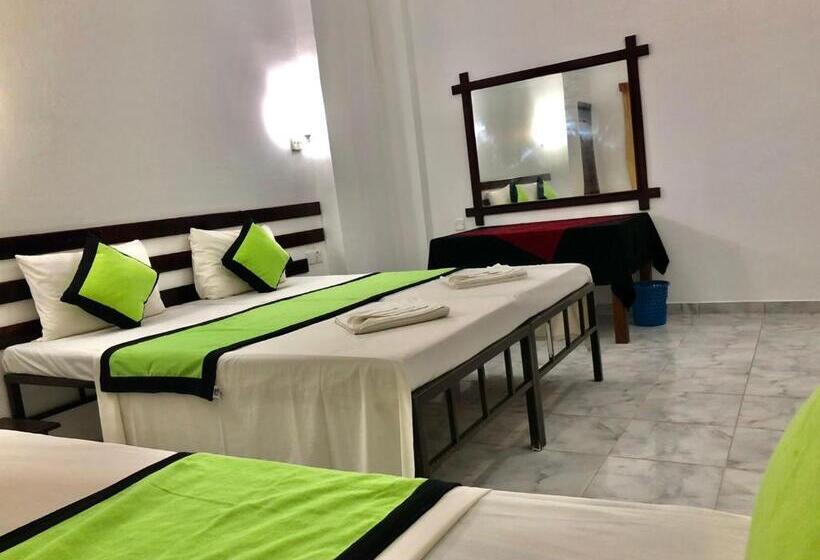 اتاق استاندارد سه نفره, Sundowners Guesthouse
