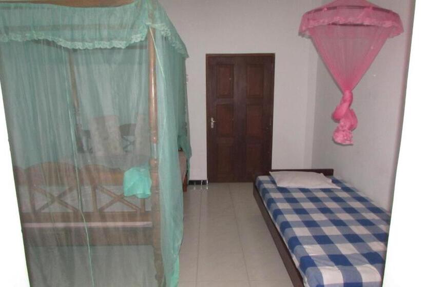 اتاق استاندارد سه نفره, Rainbow Guest House