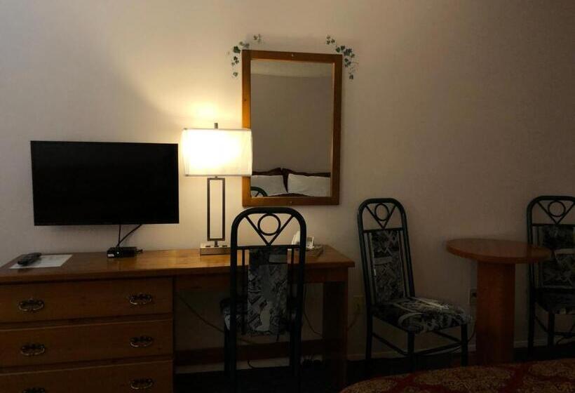 带2个双人床的标准工作室, Chase Country Inn