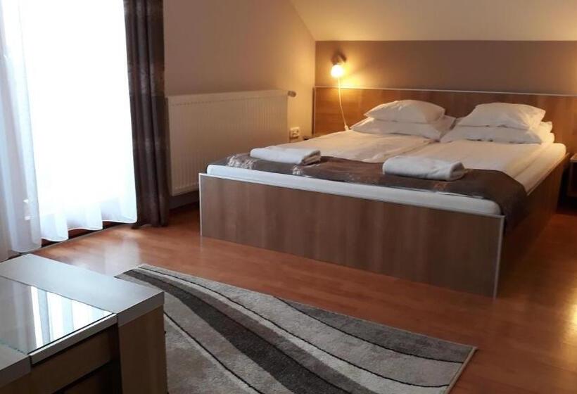 Трехместный Номер Стандарт с Балконом, Csipkeház Apartman