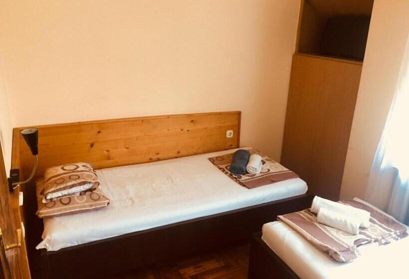 Номер Basic, Rózsakert Panzió