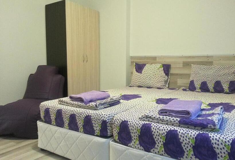 Студио Стандарт Вид на Бассейн, Guest House Bedrock