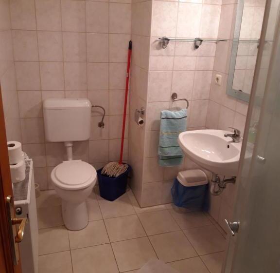 اتاق استاندارد سه نفره, Sasi Panzió 2