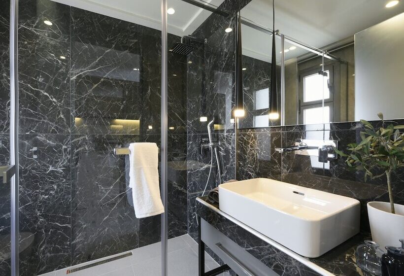 Номер Premium Вид на Бассейн, Serenity Suites