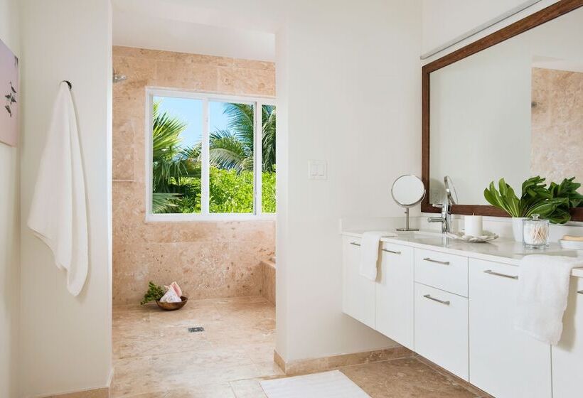 سوییت با چشم‌انداز دریا, Sailrock South Caicos   Island Hop Flight Included