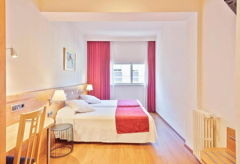 اتاق استاندارد سه نفره, Acta Antibes