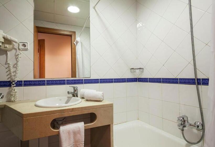 اتاق استاندارد سه نفره, Acta Antibes