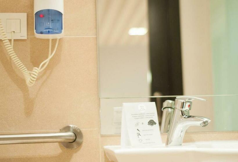 سوئیت جونیور برای معلولان, New Hotel Colon