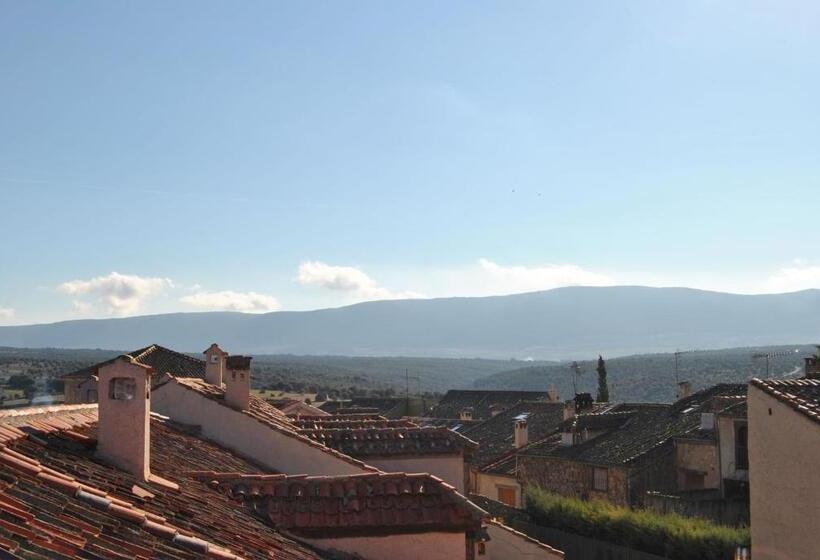 سوئیت جونیور با چشم‌انداز کوهستان, El Hotel De La Villa