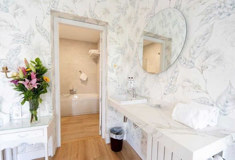 带观景的高级间, Infanta Isabel By Recordis Hotels