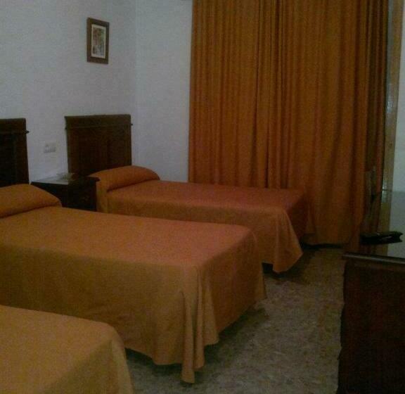 Номер Стандарт Трехместный, Hostal Los Dos Naranjos