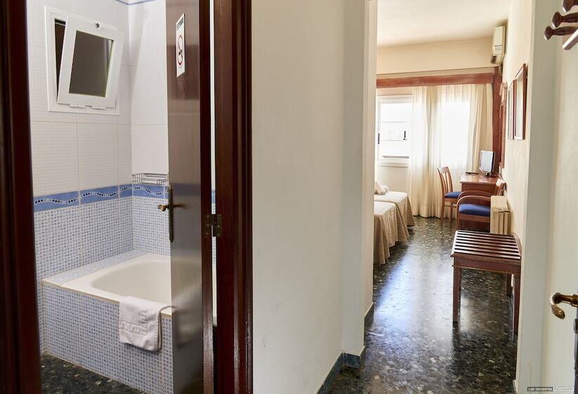 Номер Стандарт, Hostal Illes Pitiüses