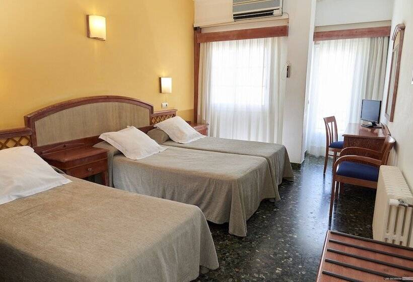 Номер Стандарт Трехместный, Hostal Illes Pitiüses
