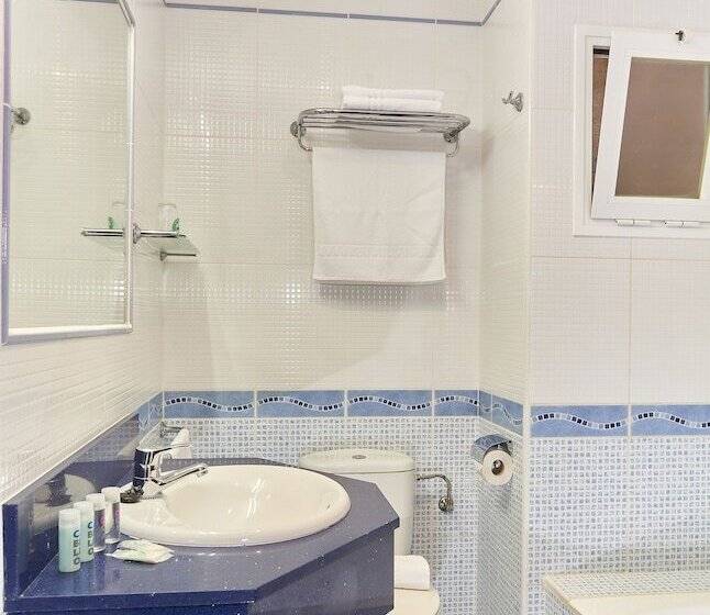 اتاق استاندارد چهار تخته, Hostal Illes Pitiüses
