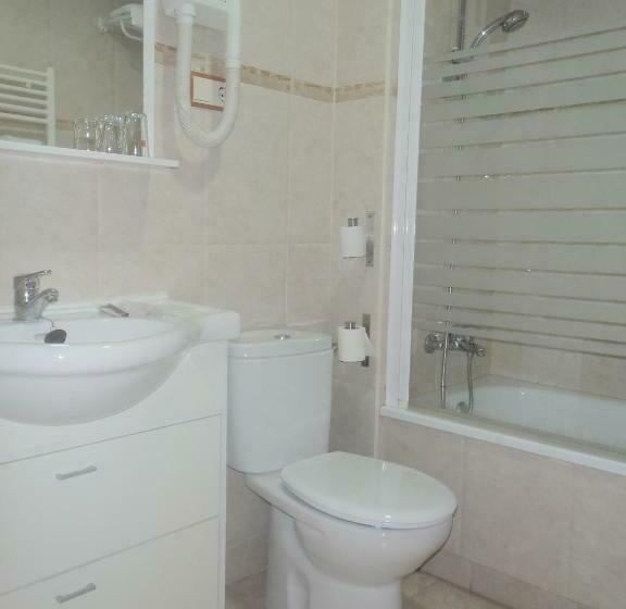 Номер Стандарт Трехместный, Hostal Fronton