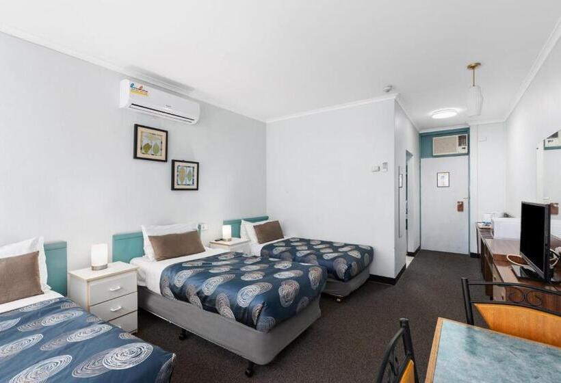 اتاق استاندارد سه نفره, Red Carpet Motel