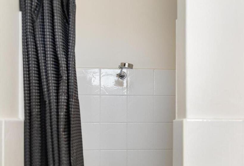 اتاق استاندارد, Red Carpet Motel