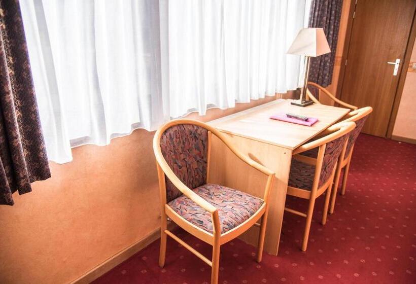Четырехместный Номер Стандарт, Hôtel Le Relais Du Marquis