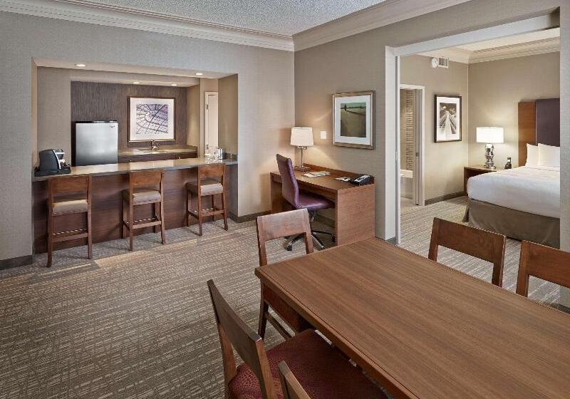 キングサイズベッドのスイートルーム, Doubletree By Hilton Hotel West Edmonton