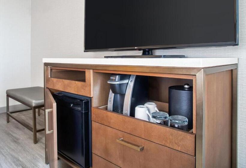 חדר סטנדרט עם מיטת קינג, Crowne Plaza Toronto Airport, An Ihg