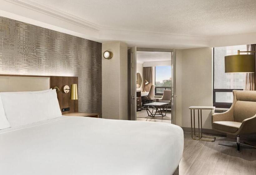 מיטת קינג בסוויטה, Crowne Plaza Toronto Airport, An Ihg