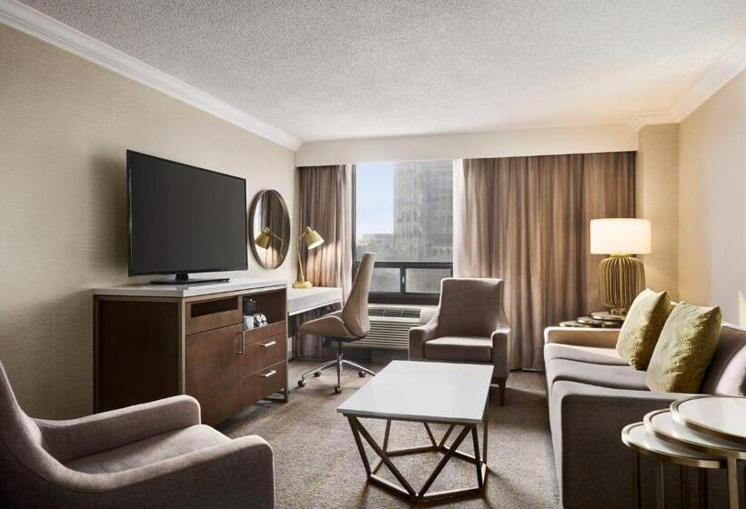 מיטת קינג בסוויטה, Crowne Plaza Toronto Airport, An Ihg