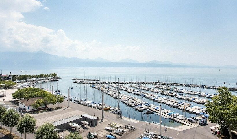 Номер Deluxe Вид на Озеро, Mövenpick Hotel Lausanne