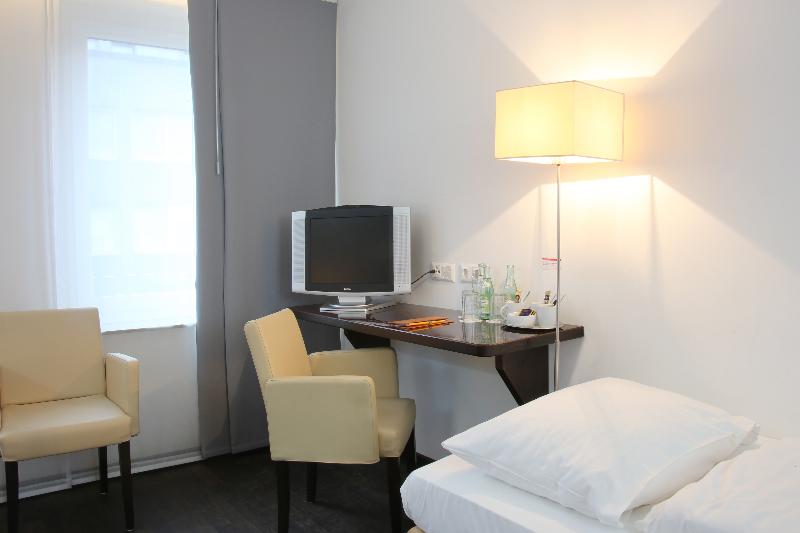 Номер Стандарт Трехместный, Helvetia Hotel Munich City Center