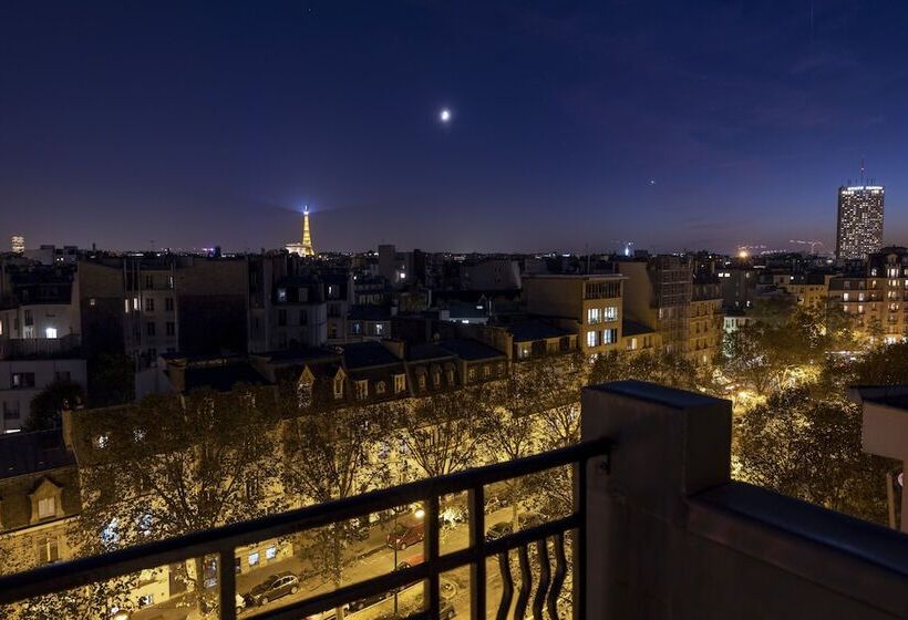 اتاق لوکس با چشم‌انداز, Hôtel De Banville