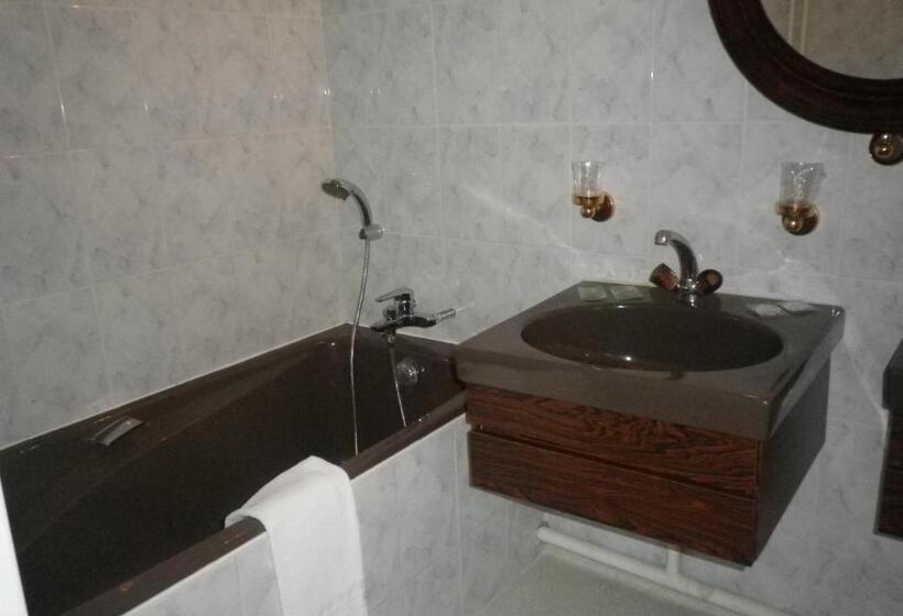 Номер Стандарт Трехместный, Logis Cit Hôtel Des Vosges 5 Rue De La Gare