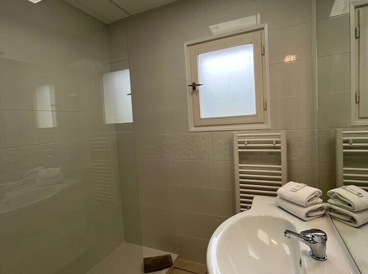 标准三人间, Hôtel Les Sables   Urban Style   By Logis Hotels
