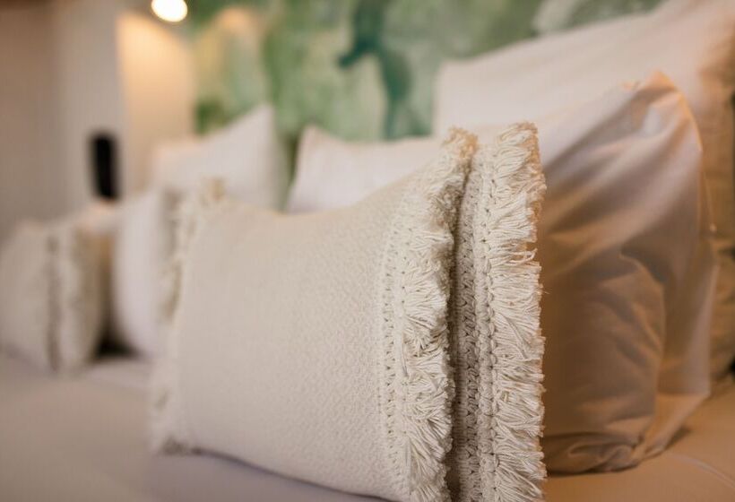 标准三人间, Hôtel Les Sables   Urban Style   By Logis Hotels