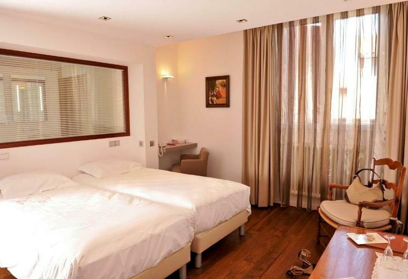 Номер Стандарт, Hôtel Des Pyrénées