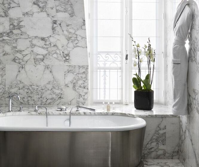 سوییت سوپریور, Plaza Athenee  Dorchester Collection