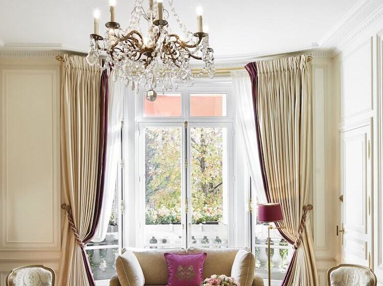 سوئیت جونیور با چشم‌انداز, Plaza Athenee  Dorchester Collection