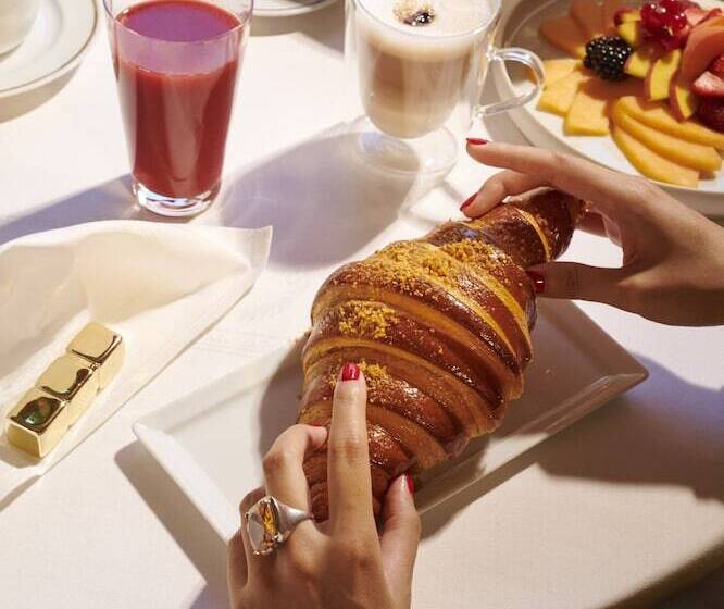 اتاق لوکس با چشم‌انداز, Plaza Athenee  Dorchester Collection