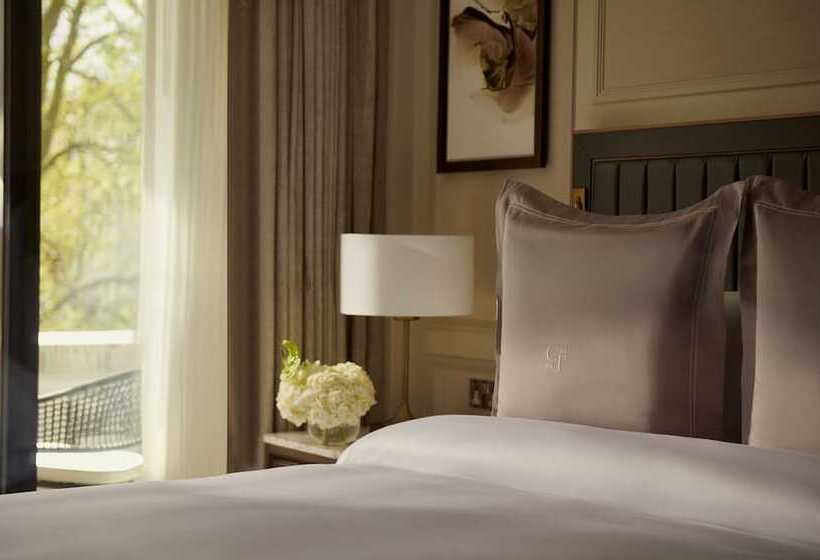 Номер Superior, Jumeirah Carlton Tower London