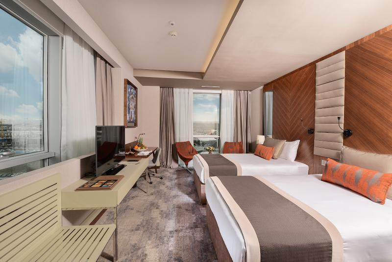Номер Superior, Jumeirah Carlton Tower London