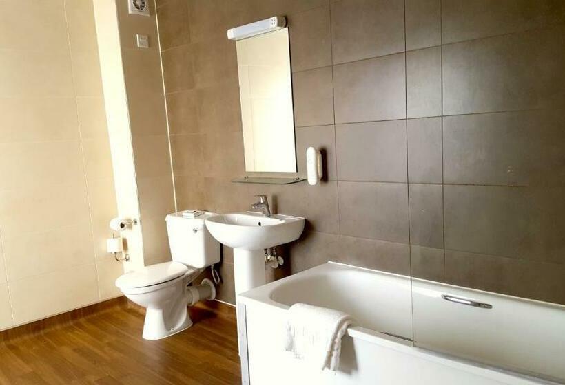 Семейный Номер, The Foley Arms Hotel Wetherspoon